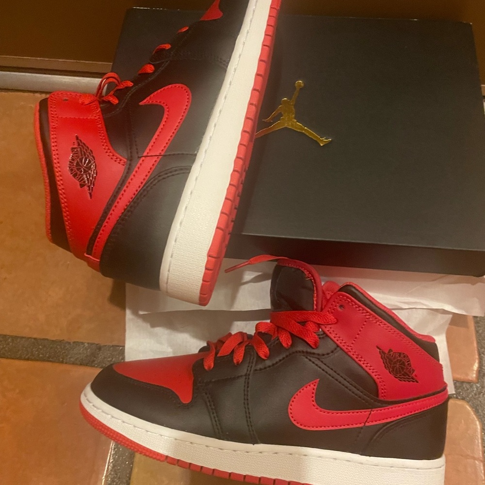 Nike AUTHENTIC 
Nike Air Jordan 1 Mid (GS) "Banned  size 7 youth in Women 8